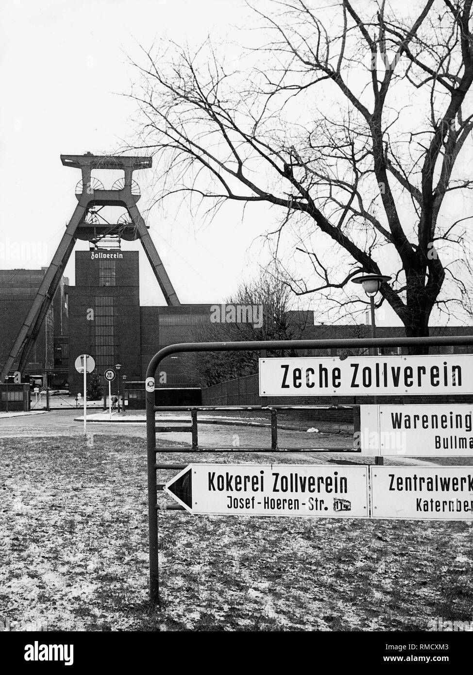 Headframe del Complesso industriale delle Miniere di carbone dello Zollverein nella zona della Ruhr. Costruito tra il 1928 e il 1932, è un lavoro di architetto Fritz Schupp. Foto non datata. Foto Stock