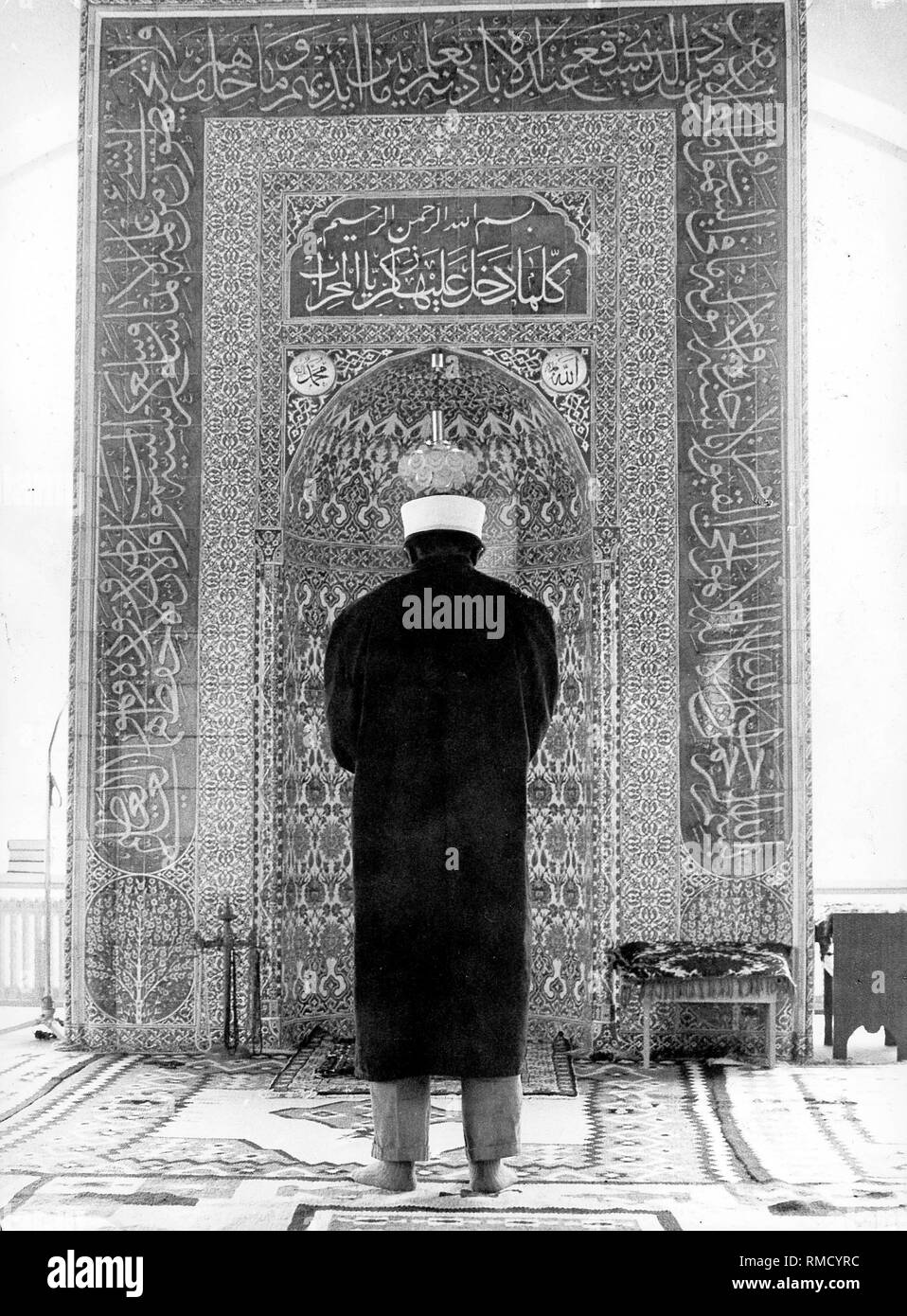 Un uomo musulmano in preghiera nella moschea di Monaco di Baviera - Freimann. Foto Stock