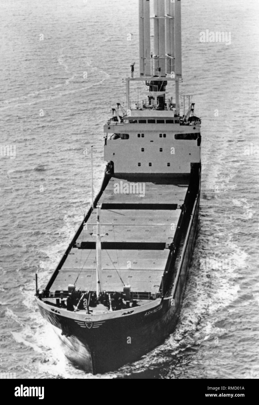 La piccola nave portarinfuse 'Ashington' con walker " Vela' off Southampton. Il computer-vela controllata è stata in grado di ridurre il consumo di carburante della nave da 10-20%. Foto Stock