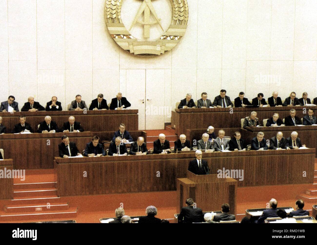 Riunione della Volkskammer della RDT nel Palazzo della Repubblica di Berlino del giugno 30, 1988. Rdt Primo Ministro Willi Stoph (SED) al leggio della sala riunioni. Foto Stock