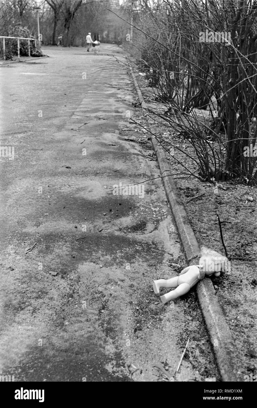 Perso la bambola nel Monbijou Park,Germania, Berlin-Mitte, 25.03.1986. Kremmener Strasse 11, 10435 Berlino, Tel .: (030) 44 86 071, Fax .: (030) 44 05 02 41 Foto Stock