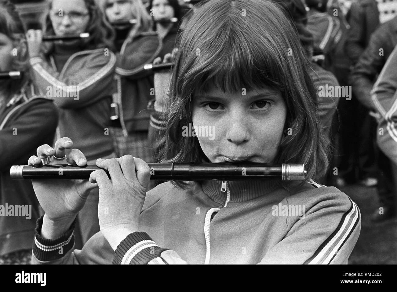 Una ragazza con flauto della FDJ orchestra dal Muelhausen. Foto Stock