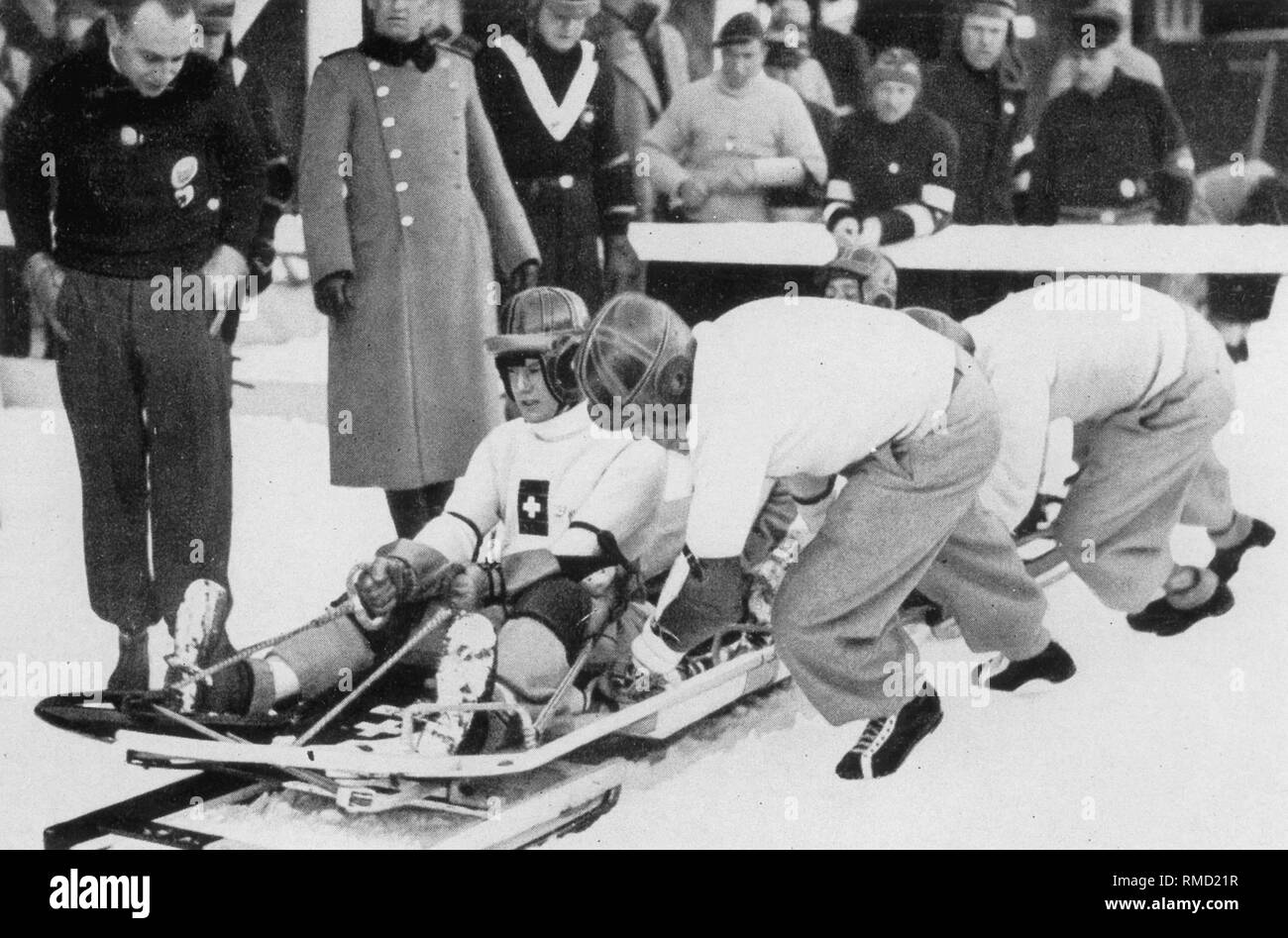 Bob al IV Giochi olimpici invernali a Garmisch-Partenkirchen: Reto Capadrutt da bob 'Schweiz I", il driver di record in permanenza, viene spinta. Foto Stock