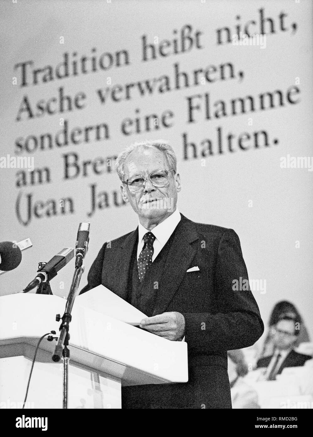 Dopo ventitré anni di ufficio, Willy Brandt annuncia le sue dimissioni da leader del partito a una straordinaria SPD congresso di partito. Foto Stock
