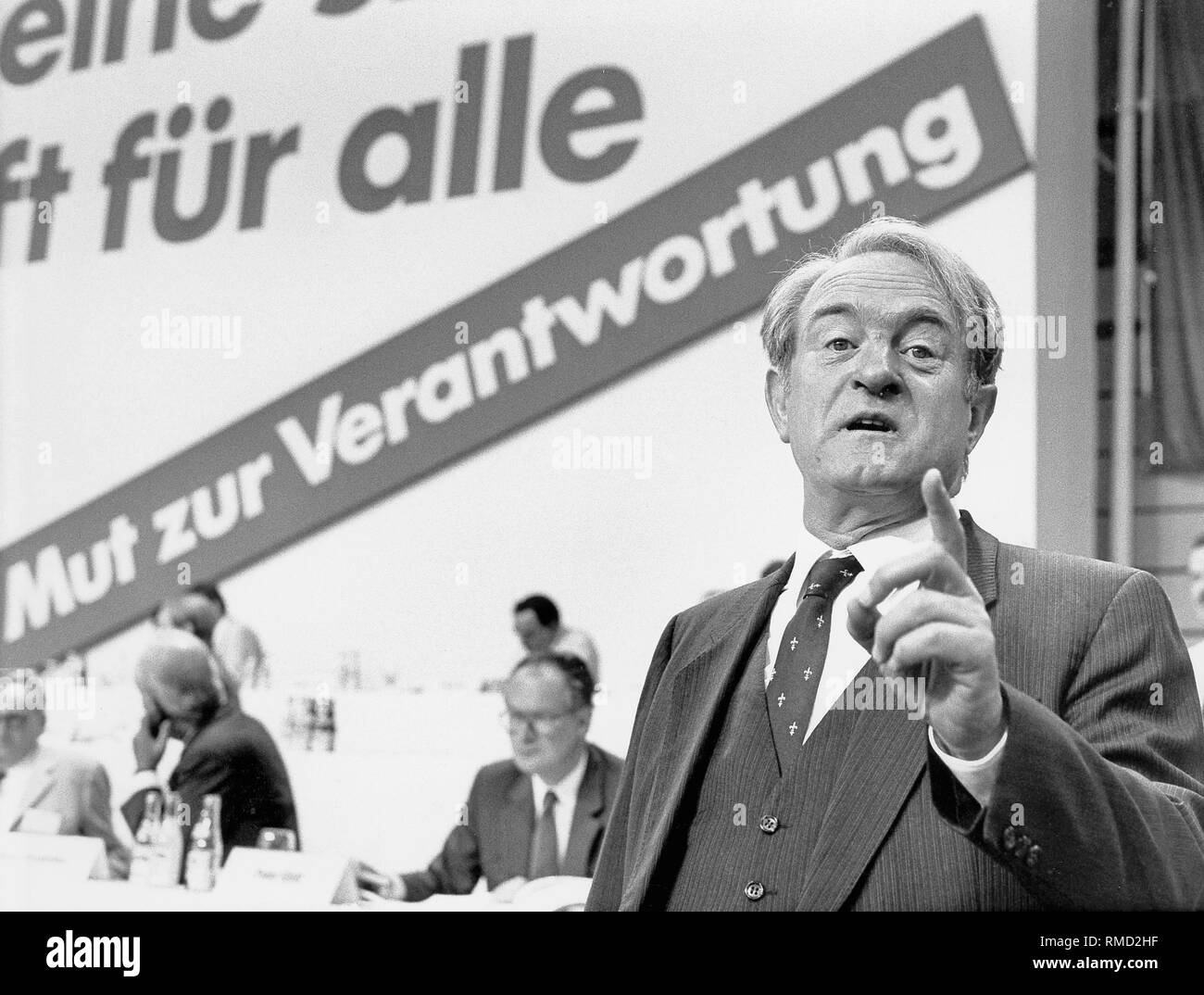 Johannes Rau, Cancelliere candidato, solleva il dito sul DOCUP federale congresso di partito nel Frankenhalle di Norimberga. Foto Stock