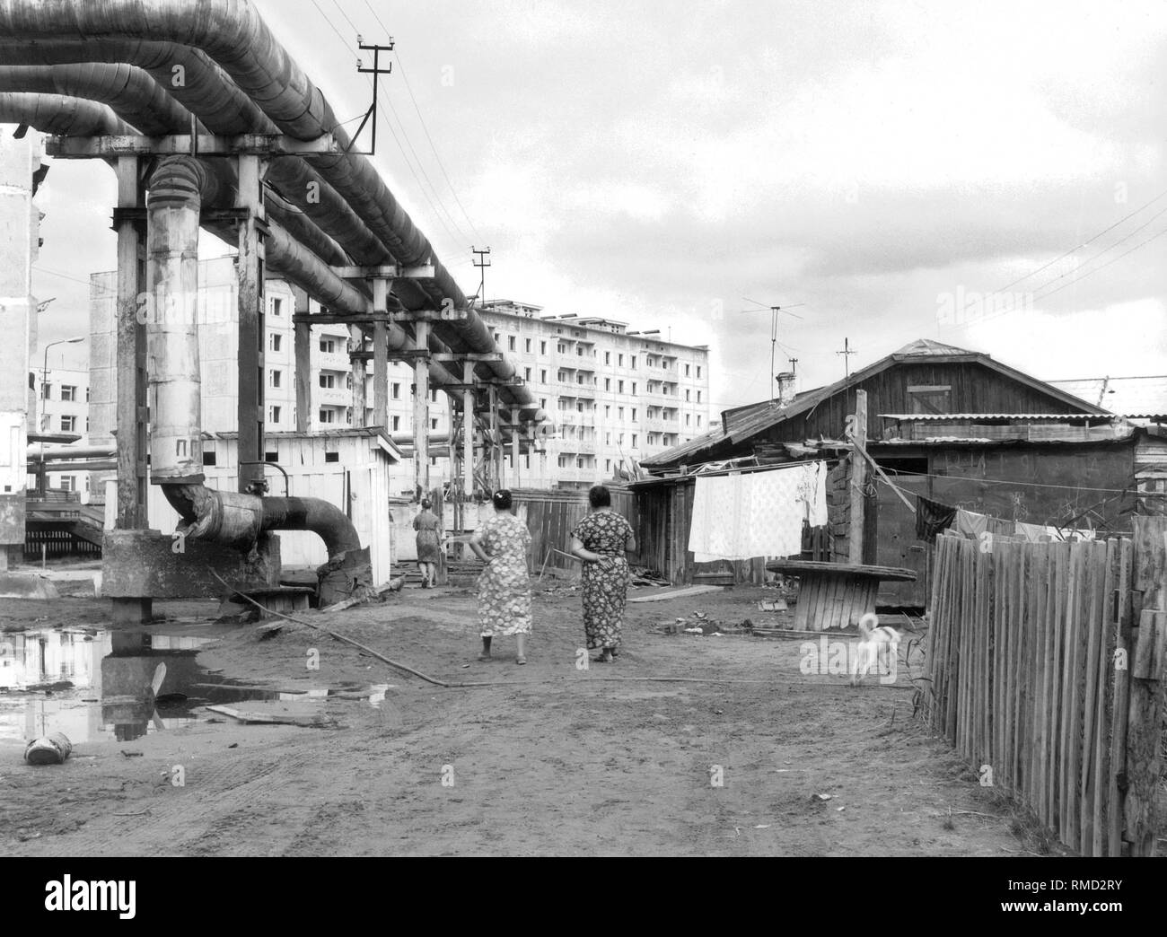 Consente di visualizzare in un vicolo in Yakutsk. Tutte le case sono collegati ai tubi per teleriscaldamento del potere comunale impianto. Foto Stock