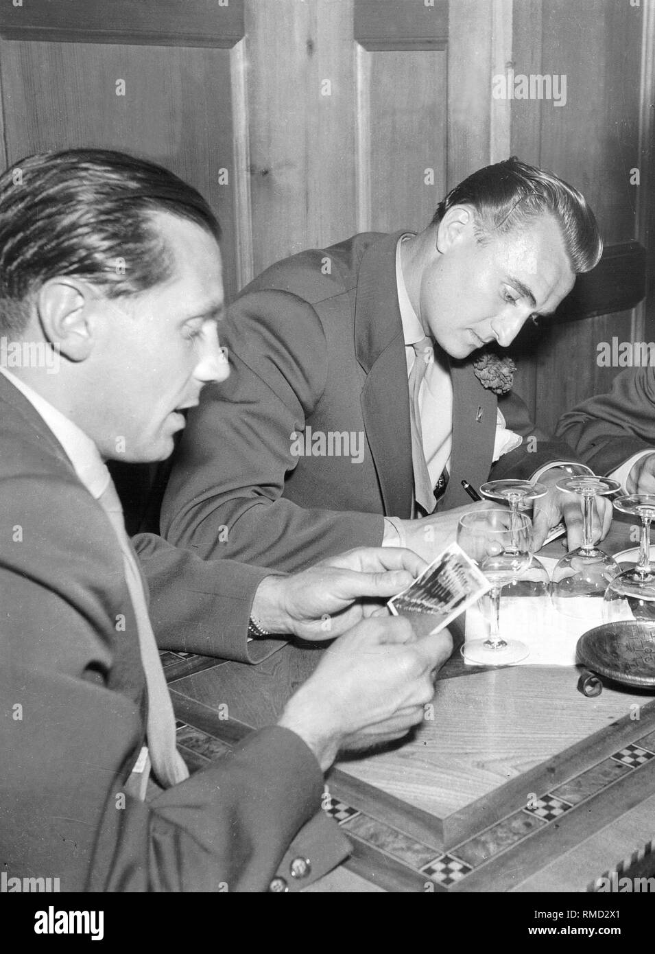 Presso la reception della nazionale di calcio in Lindau, Max Morlock e Jupp Posipal (da sinistra) firma autografi. Nel 1954, la Germania ha vinto la Coppa del Mondo FIFA per la prima volta in Svizzera. Foto Stock