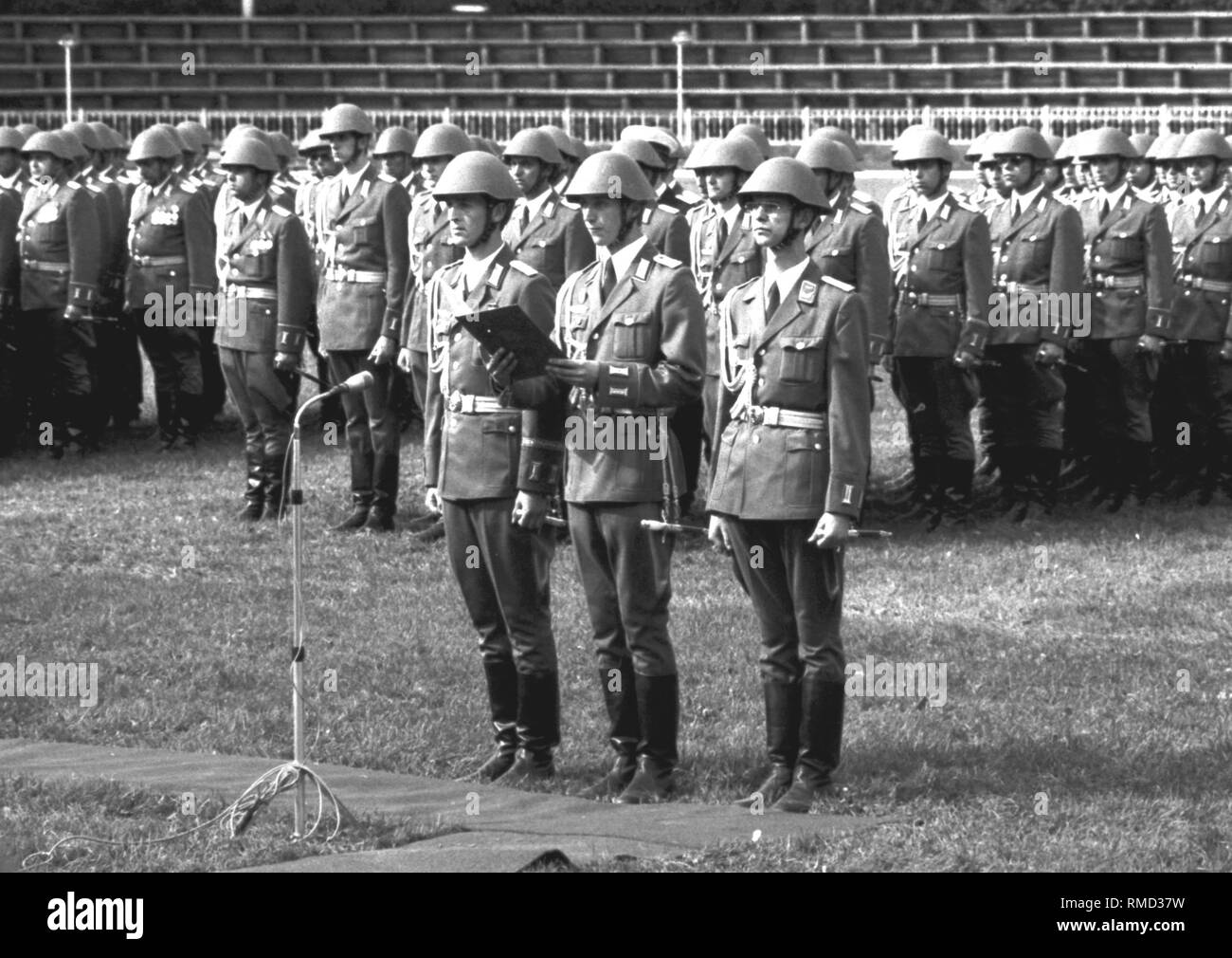 Cerimoniale militare in occasione del giuramento dei laureati dell'Offiziershochschule "Ernst Thaelmann' delle Forze terrestri di l'esercito popolare nazionale (NVA) del GDR in Loebau, per la lettura del modulo del giuramento. Foto Stock