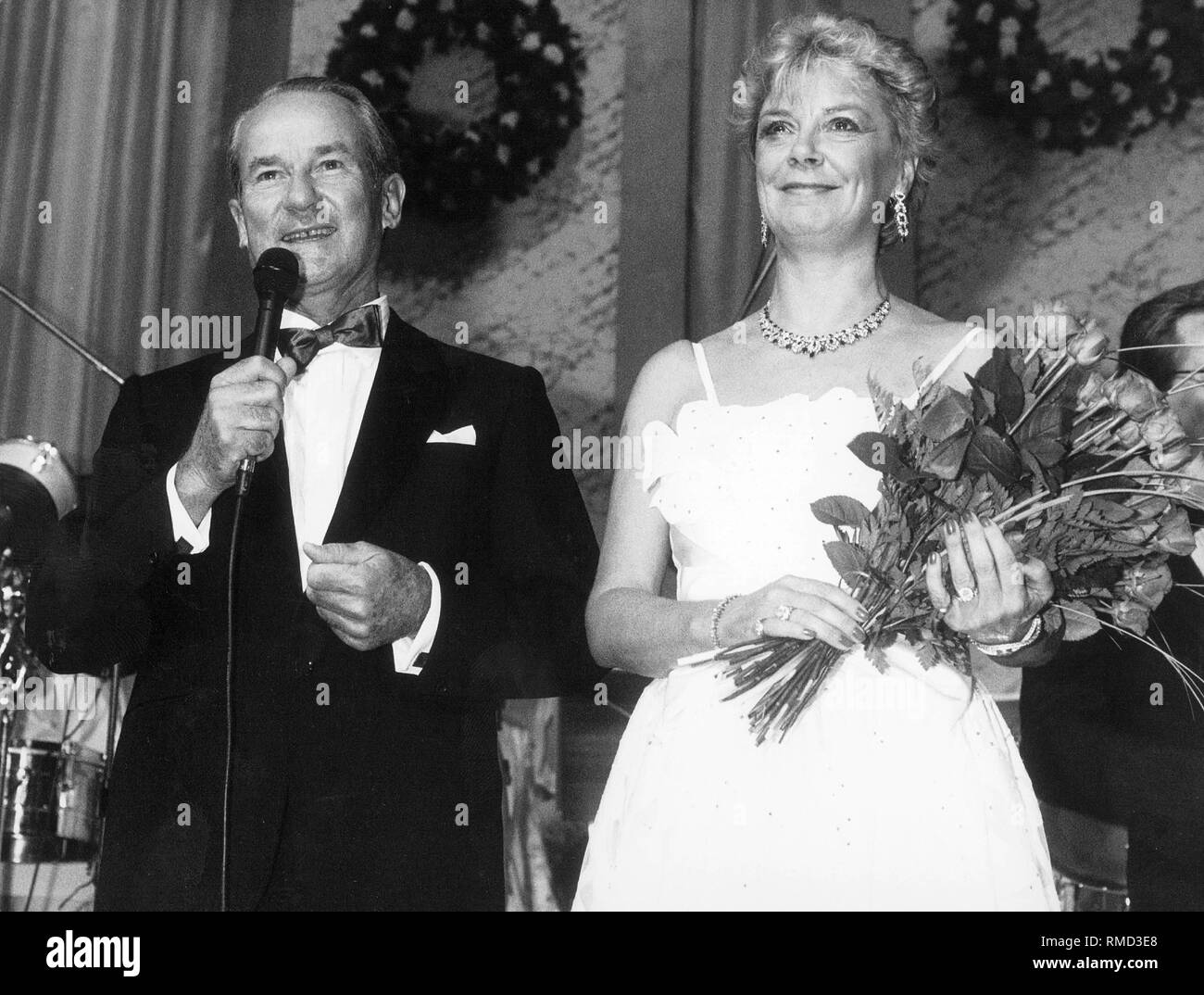 Reinhard Mohn, il CEO di Bertelsmann e sua moglie Liz Mohn benvenuti gli oltre 600 ospiti che sono venuti per la 'Rosenball' nella Stadthalle Guetersloh. Foto Stock