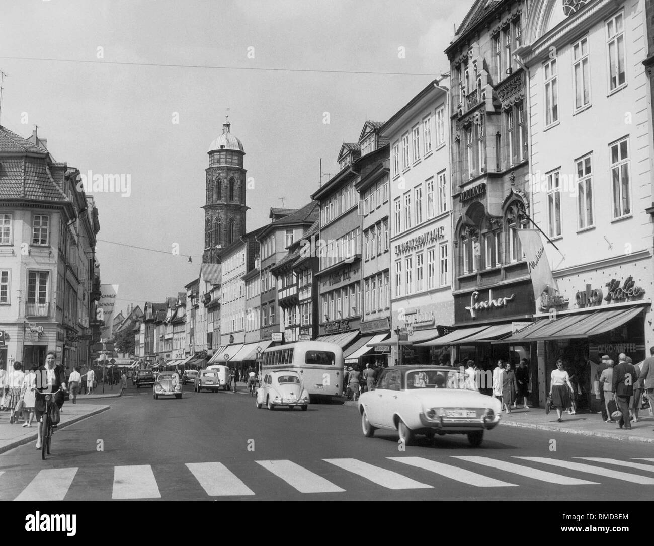 Scena di strada a Gottinga negli anni sessanta. Foto Stock