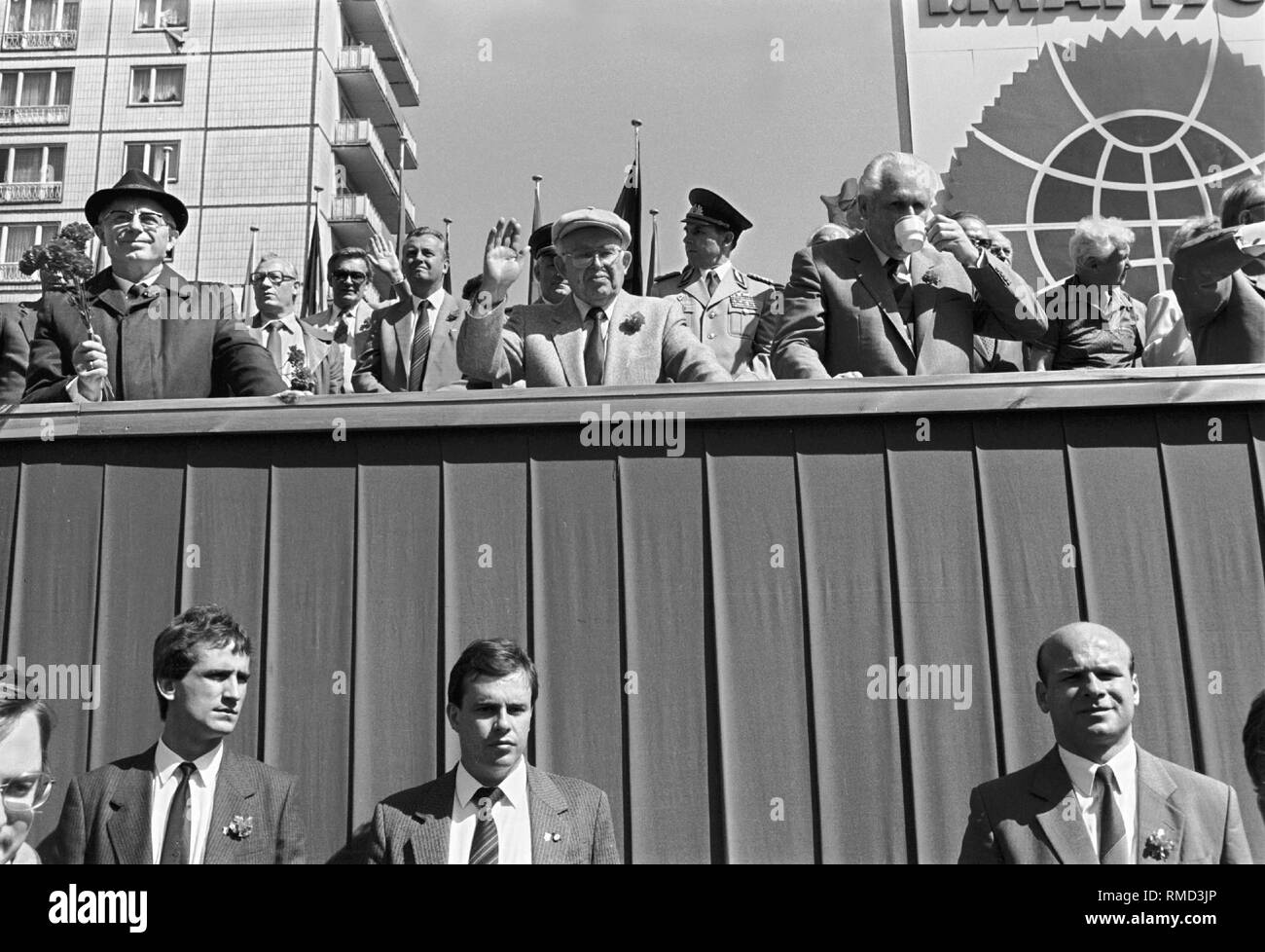 1 Maggio 1986 sull'Karl-Marx-Allee, Erich Mielke sulla tribuna Honecker, sotto le tribune sono i dipendenti del MfS, Stasi (la sicurezza dello Stato della RDT), Germania, Berlin-Mitte, 01.05.1986. Foto Stock