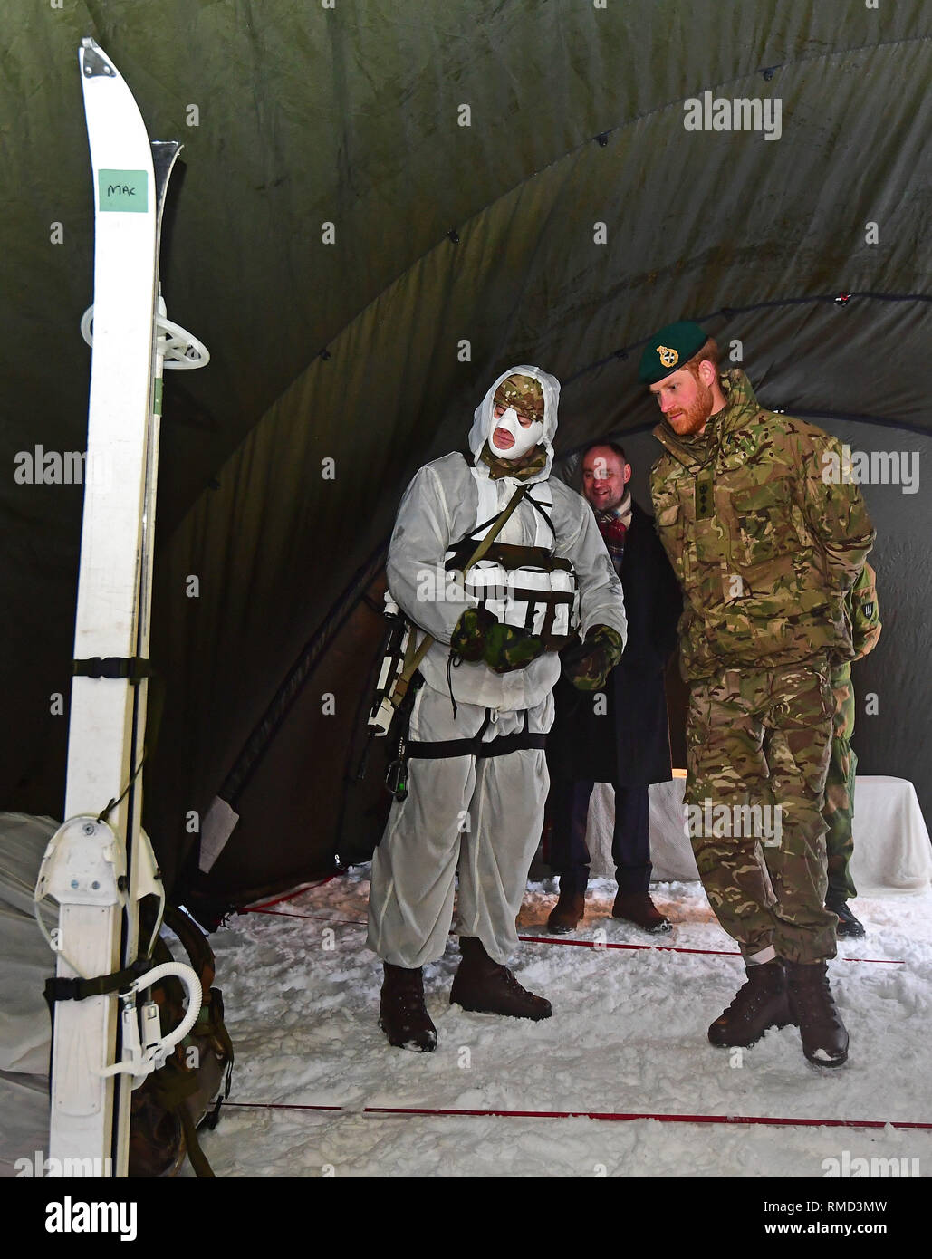 Il Duca di Sussex (destra) guardando le attrezzature durante una visita a esercitare un orologio in Bardufoss, Norvegia, per una celebrazione del cinquantesimo anniversario del commando elicottero forza e giunto di comando in elicottero la distribuzione per climi molto freddi formazione. Foto Stock
