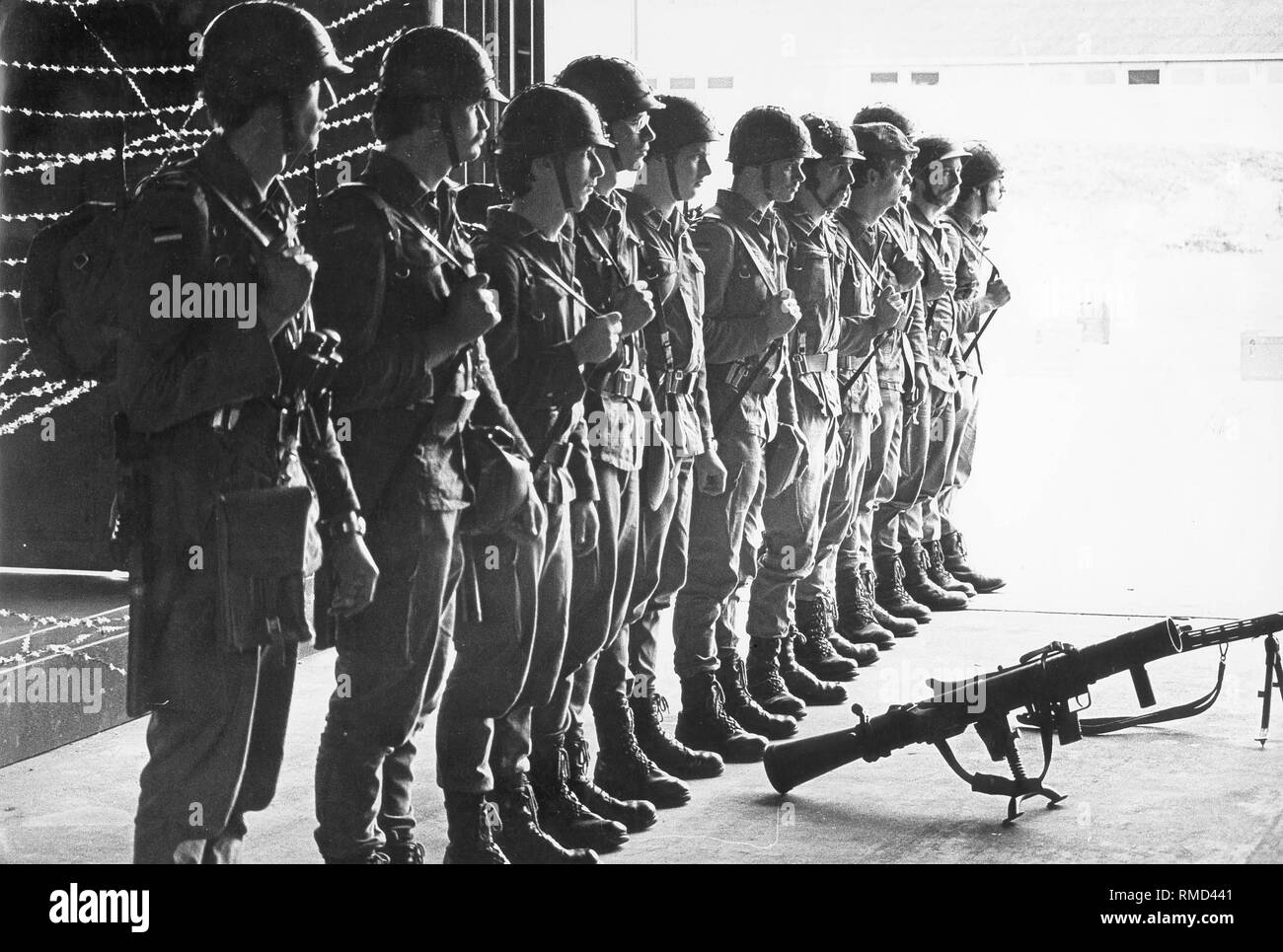 I soldati del Battaglione Pioneer 310 sono allineati nella caserma del Reno a Coblenza prima di un esercizio. Nella parte anteriore del gruppo è un MG 3 mitragliatrice e un bazooka. Foto Stock
