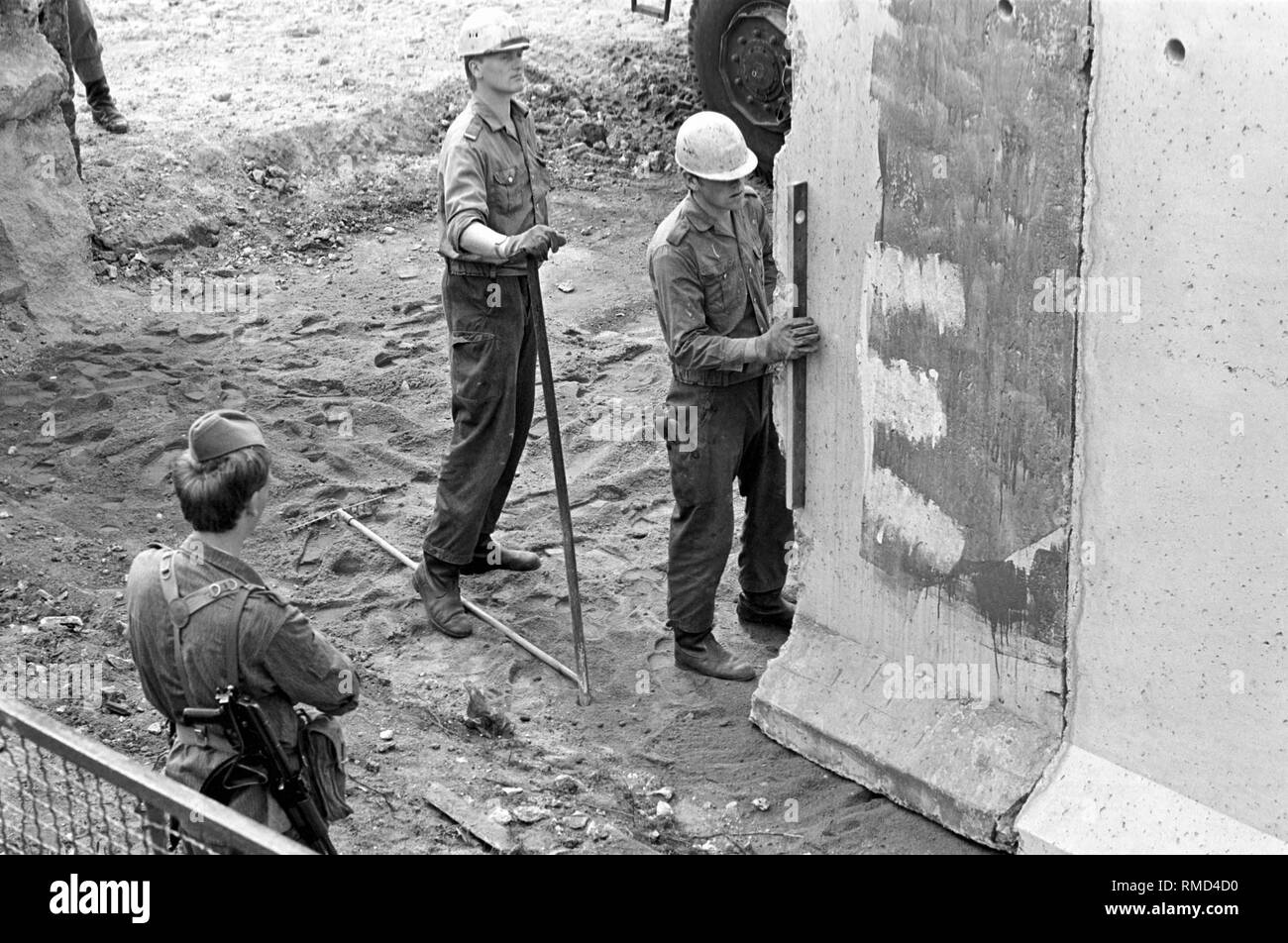 Grenzpioniere lavorando sulla modernizzazione della parete nel distretto di matrimonio. In agosto 1985, le autorità della RDT cominciare ad aggiornare l'ultima sezione del muro di Berlino con un oltre quattro metri di altezza parete di cemento. Foto Stock