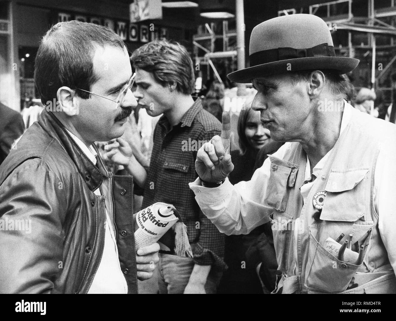 L'artista Joseph Beuys ha una discussione, nella sua funzione di un candidato leader del partito dei Verdi, nell'elezione federale campagna nel 1980. Foto Stock