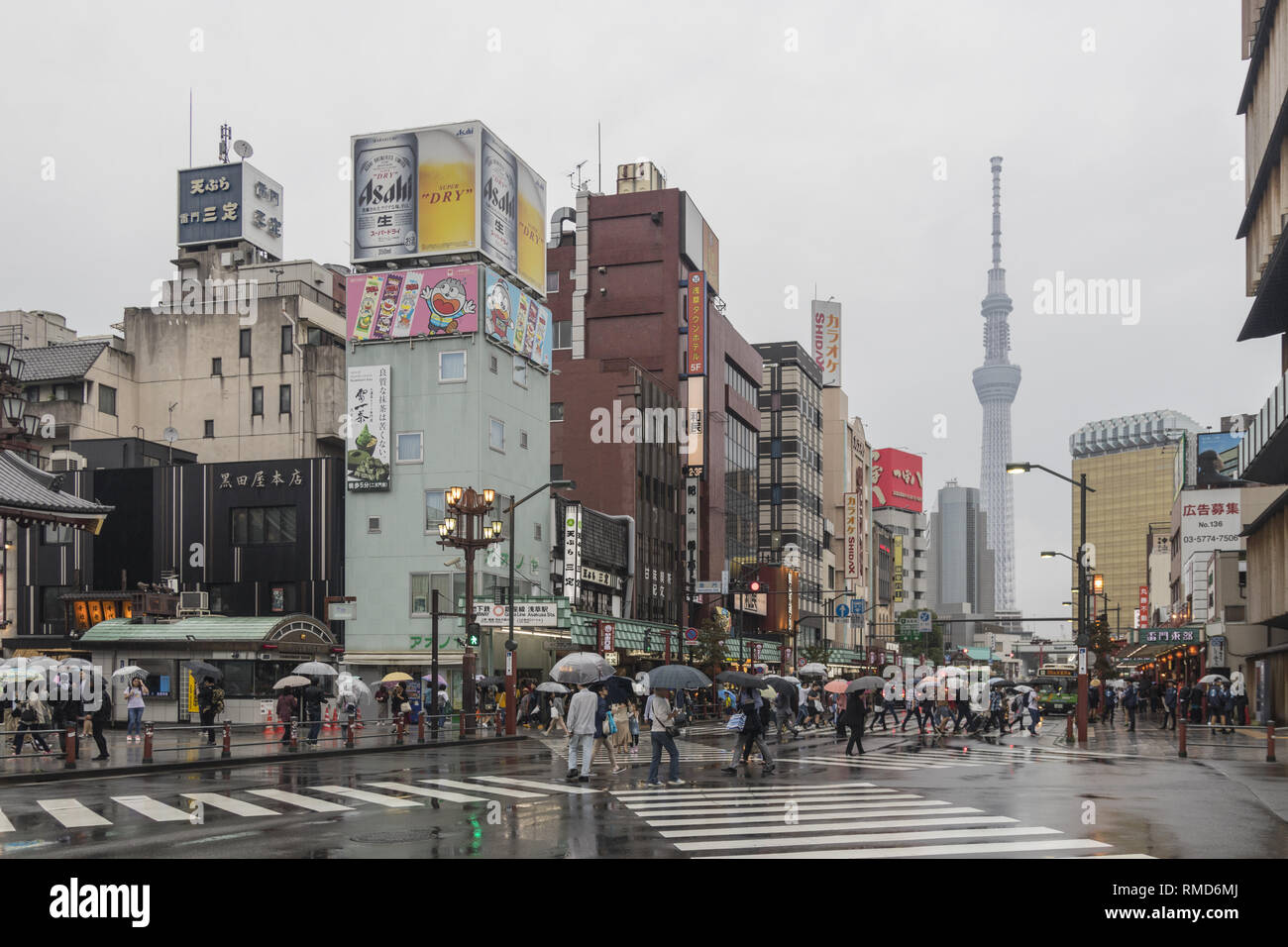 Serata piovosa sulla strada di Tokyo Foto Stock