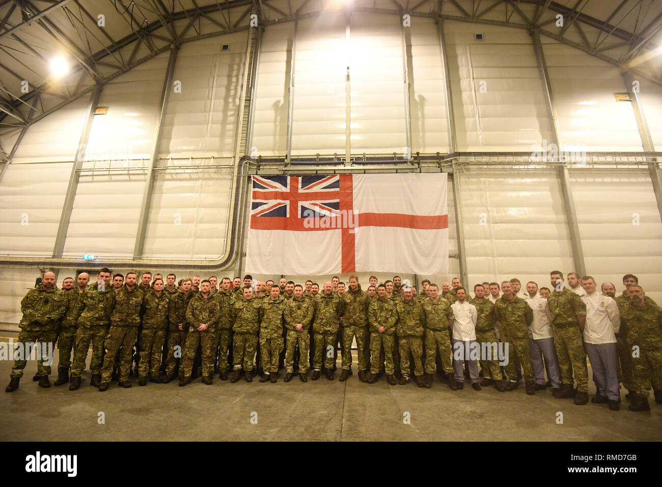 Il Duca di Sussex (al centro) con personale di servizio durante una visita a esercitare un orologio in Bardufoss, Norvegia, per una celebrazione del cinquantesimo anniversario del commando elicottero forza e giunto di comando in elicottero la distribuzione per climi molto freddi formazione. Foto Stock