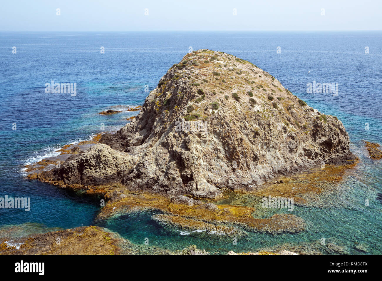 Isla del Moro è piccola isola/promontorio al Parco Naturale Cabo de Gata (Spagna) vicino al piccolo villaggio di pescatori di Isleta del Moro. Foto Stock