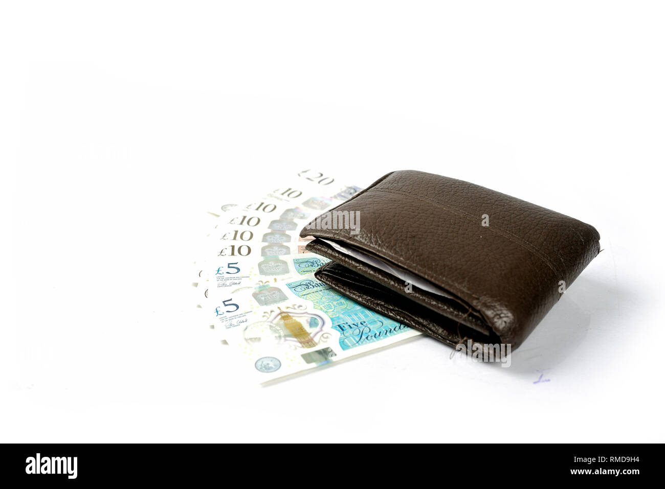 Portafoglio e British pound isolati su sfondo bianco Foto Stock