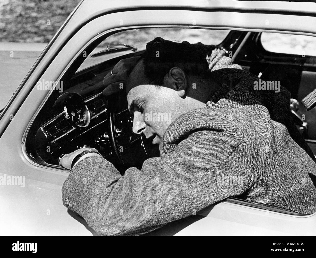 Auto conducente, overpowered da sonno, 50s Foto Stock