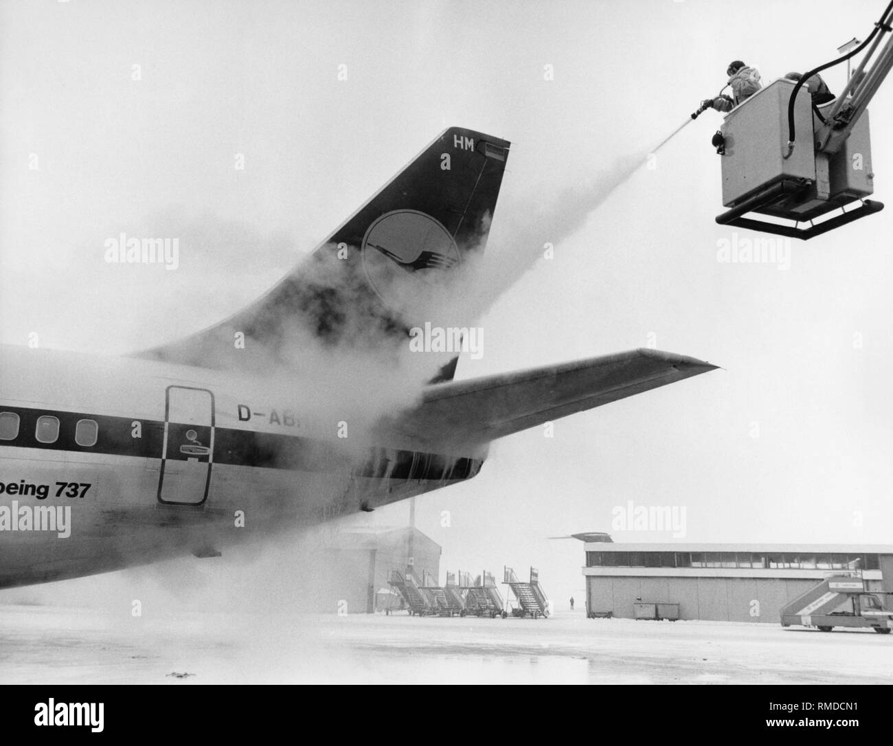 Un Lufthansa Boeing 737-200 (D-ABHM "Landshut') essendo deiced a Monaco Riem aeroporto. Il D-ABHM era il secondo motore di Lufthansa con il nome "Landshut' e non è identico con il piano rapiti in ottobre 1977. Foto Stock