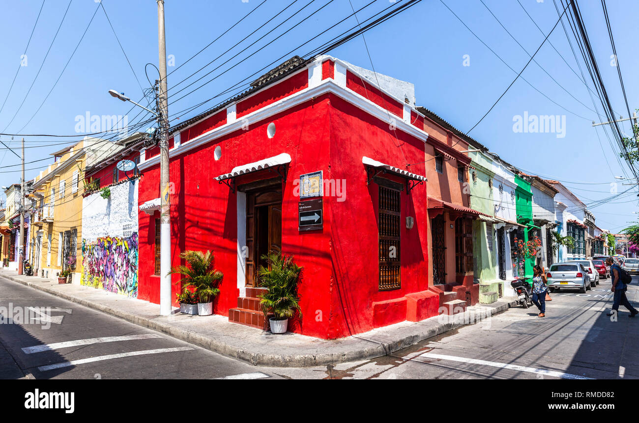 Casa Rossa all' angolo di Calle del Carretero e Calle del Espíritu Santo, Barrio Getsemaní, Cartagena de Indias, Colombia. Foto Stock