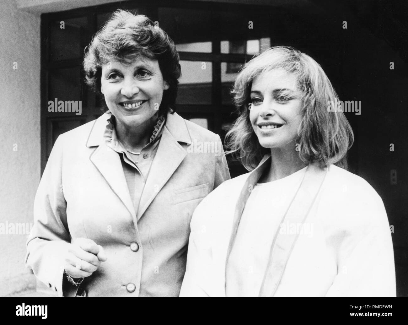 Marianne Strauss, moglie del ministro bavarese presidente Franz Josef Strauss, con aerobica Sydne star Roma (a destra), dopo che ella aveva donato la sua performance fee per una sclerosi multipla della società. Foto Stock