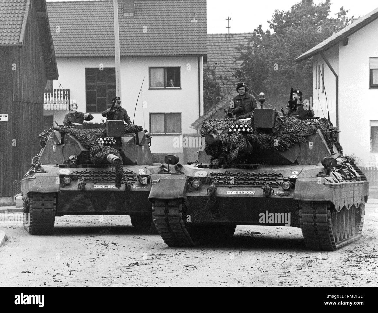 Due Leopard 1A4 serbatoi in un villaggio durante la manovra di autunno nel 1984. Foto Stock