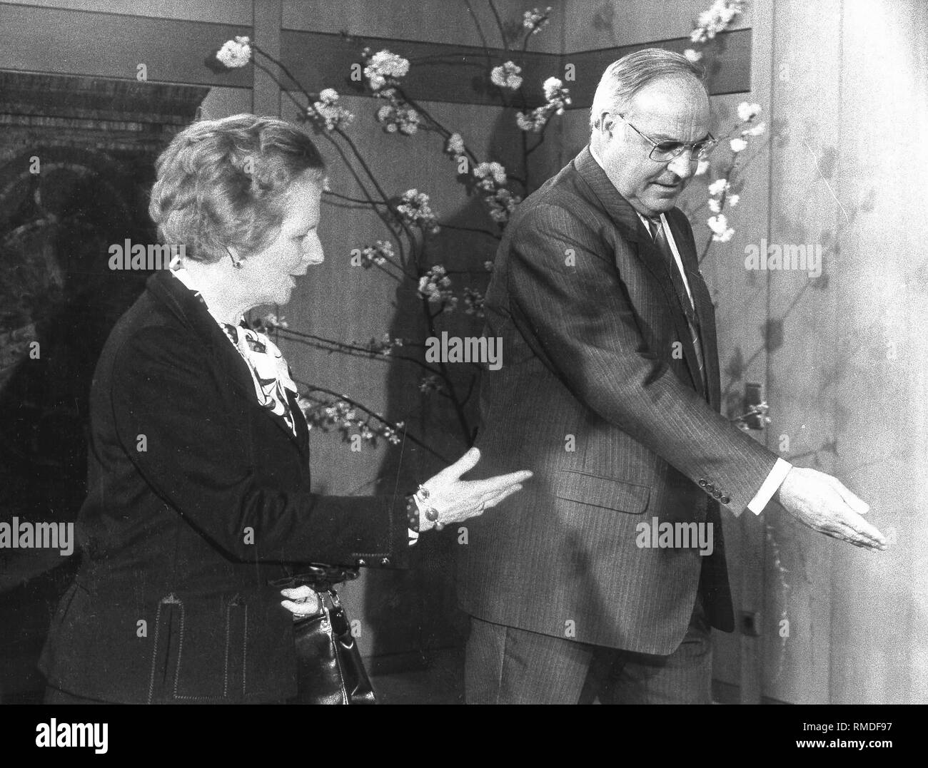 Il primo ministro del Regno Unito Thatcher (sinistra) e il cancelliere tedesco Helmut Kohl (a destra) durante una riunione a Bonn. Foto Stock