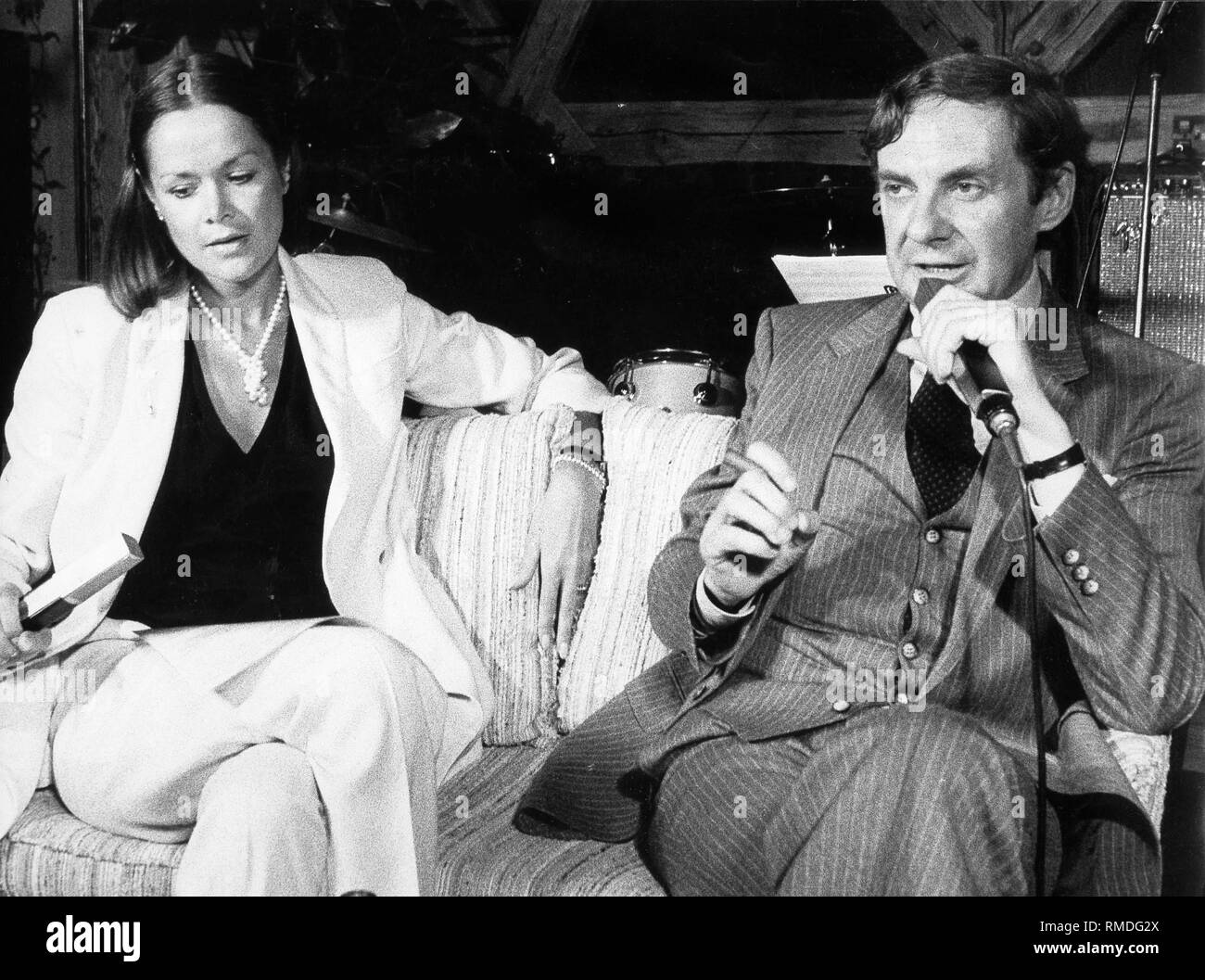 Harald Juhnke a una celebrità parla presso l'Hotel Hilton con elemento di ritegno Heuer. Foto Stock