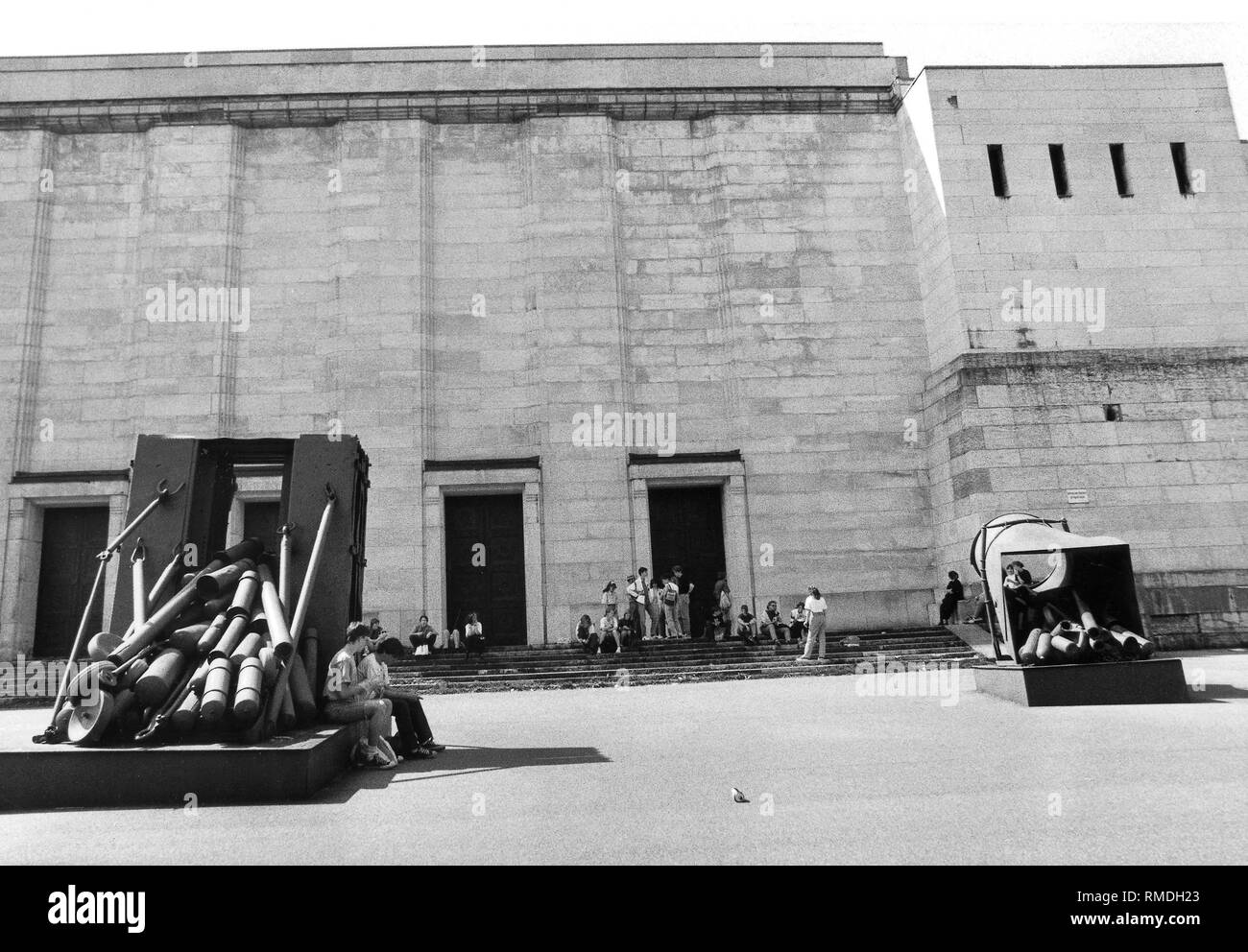 Lato posteriore della tribuna Zeppelin sull'ex partito nazista rally motivi di Norimberga con l ingresso del Golden Hall. Foto Stock