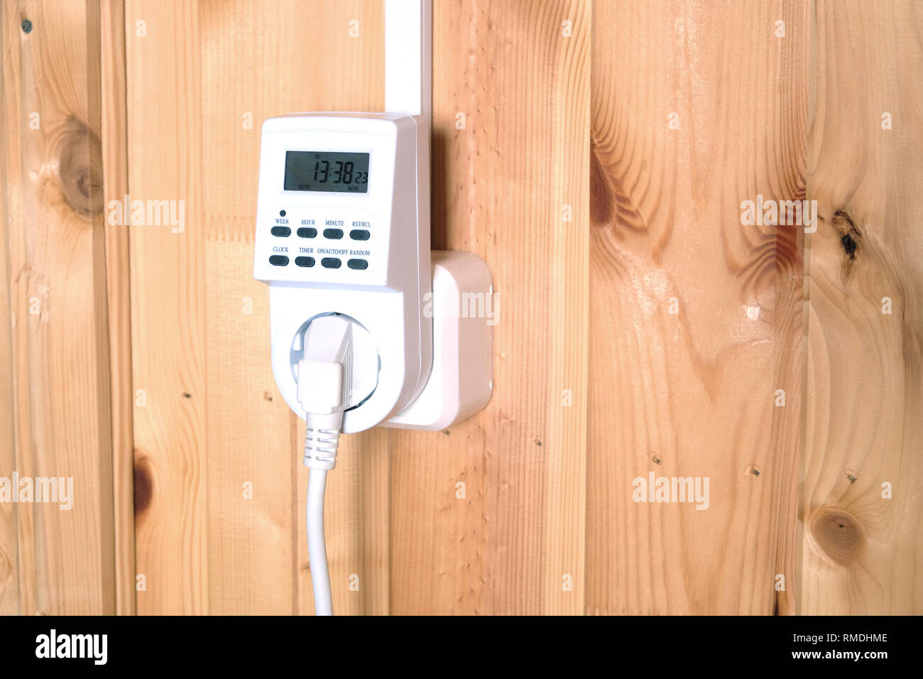 Lavoro elettrico bianco timer spina presa azionati casa intelligente sistema contro la parete di legno all'interno camera vista laterale vista dettagliata Foto Stock