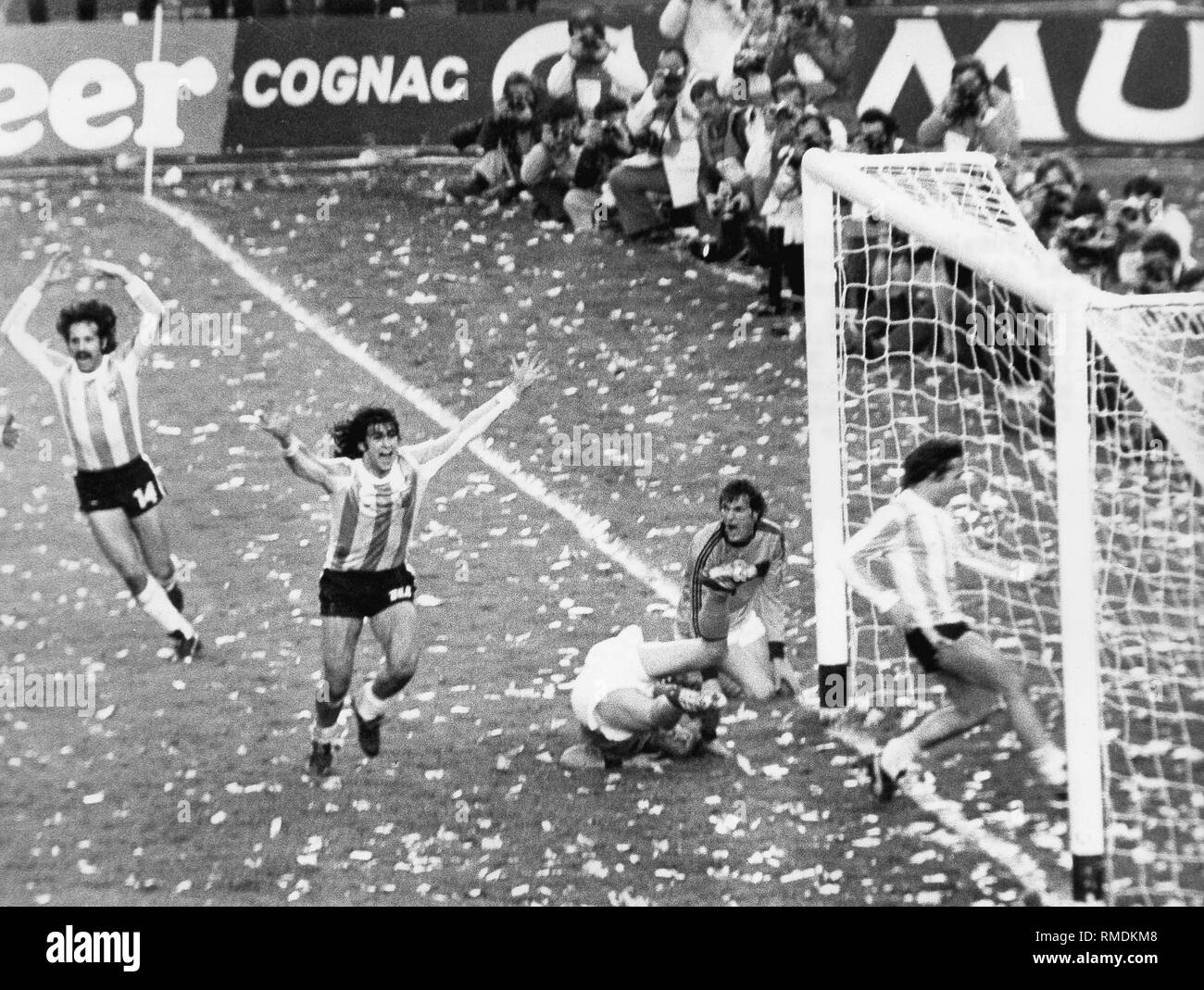 Argentina contro i Paesi Bassi, la finale della Coppa del Mondo di Calcio in Argentina: l'argentino giocatori allietare la loro vittoria sui Paesi Bassi, nel mezzo Mario Kempes. Foto Stock