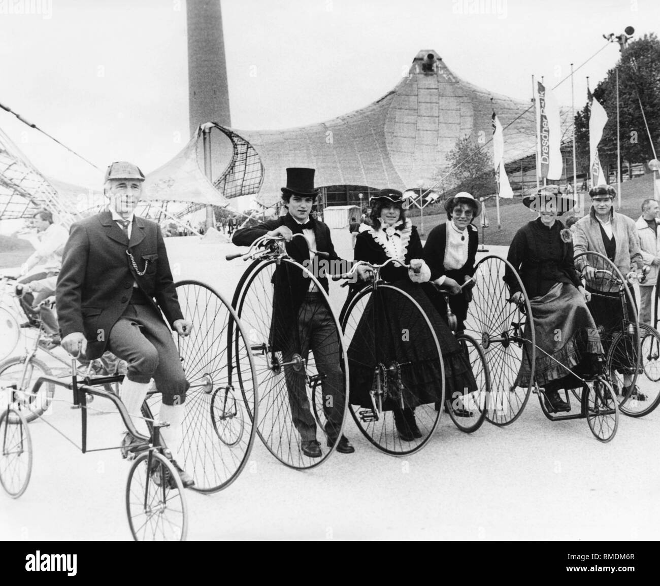Penny Farthing e monociclo piloti al Festival di pedali sul terreno olimpico di Monaco di Baviera. Foto Stock