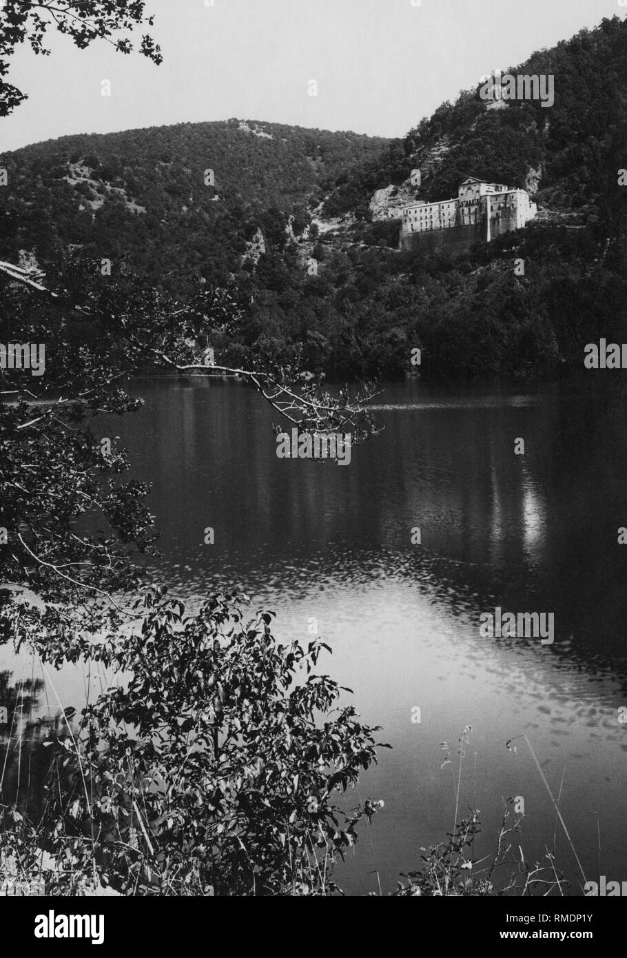 In Italia, Basilicata, Melfi, piccolo lago Monticchio, l abbazia di San Michele Arcangelo, 1920 1930 Foto Stock