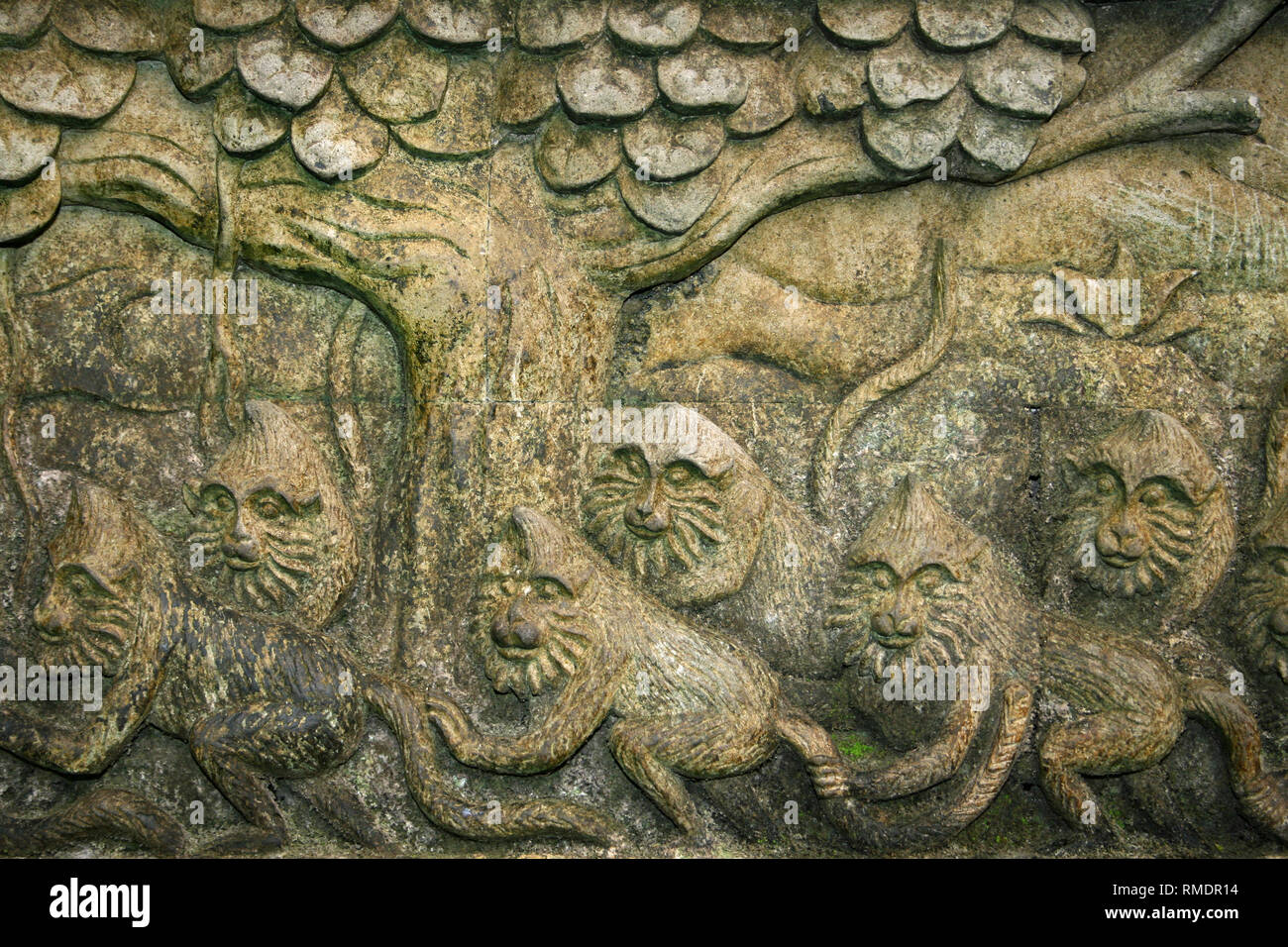 Fregio in pietra nel Santuario della Foresta delle Scimmie, Ubud, Bali Foto Stock