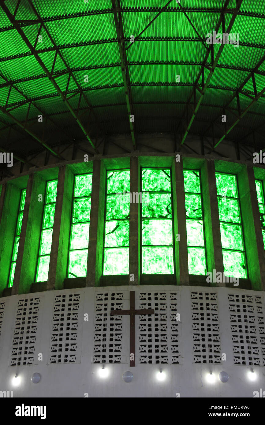 Vetro verde per Windows nella nuova moderna cattedrale di Navrongo, Ghana Foto Stock