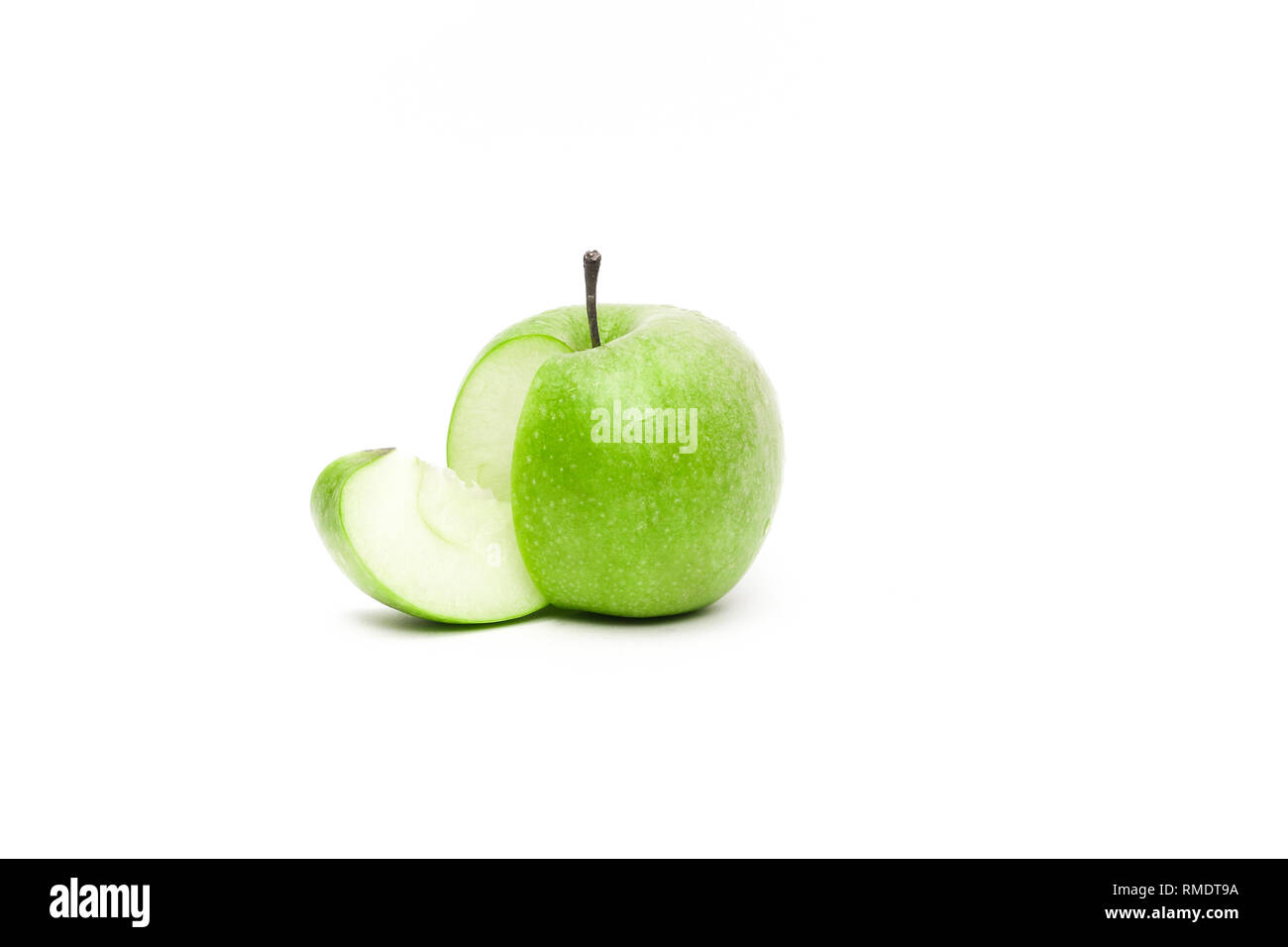Splendida mature fresh apple con un pezzo a fette in caduta da esso Foto Stock