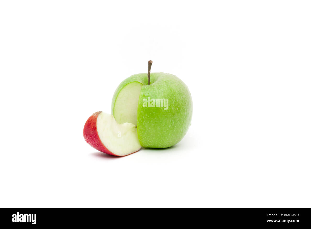La complementarità di colore in una succosa di pelle verde mela con una fetta di pelle rossa apple Foto Stock