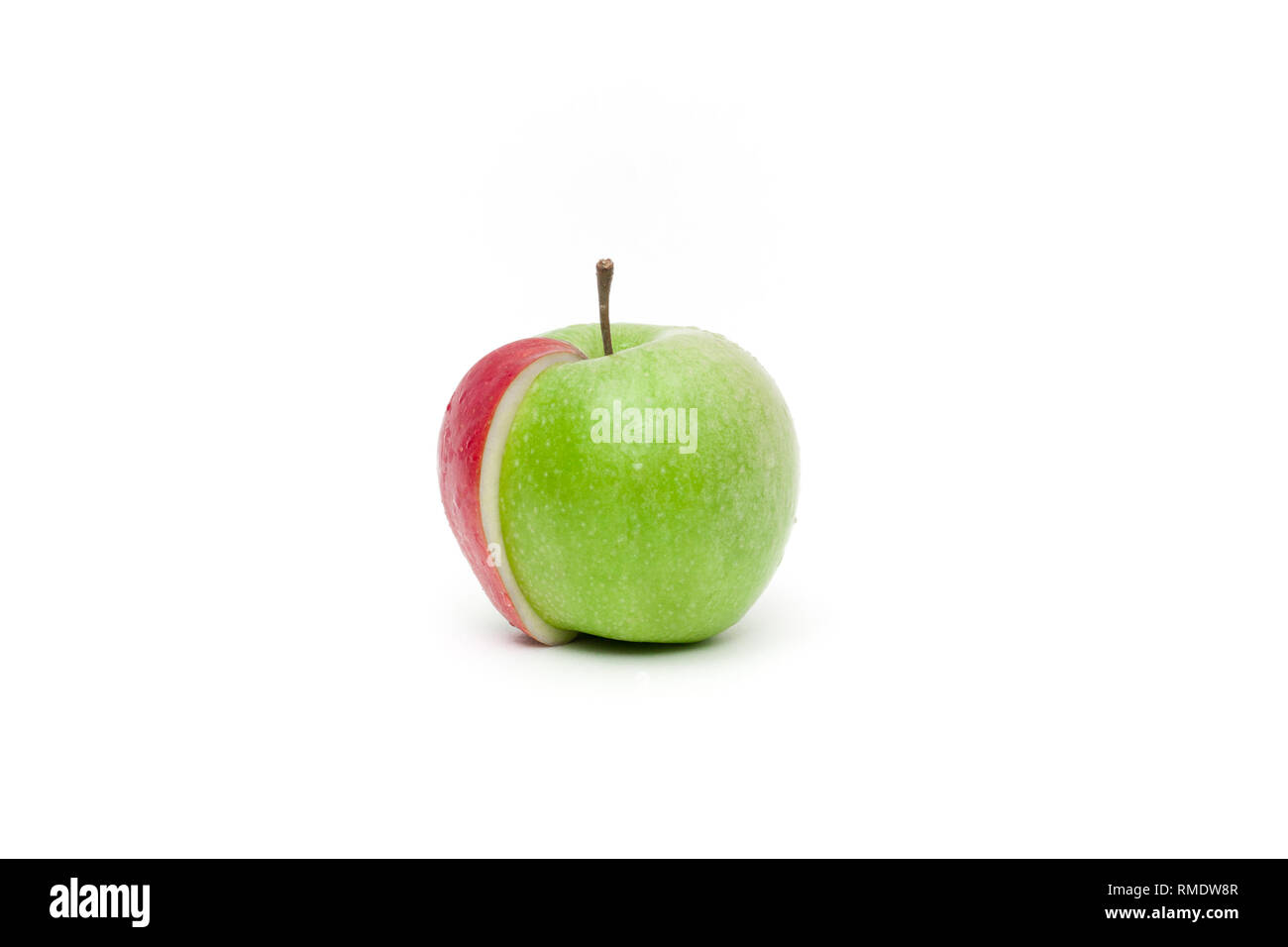 Vista concettuale su un verde mela fresca con una fetta di rosso attaccato al Foto Stock