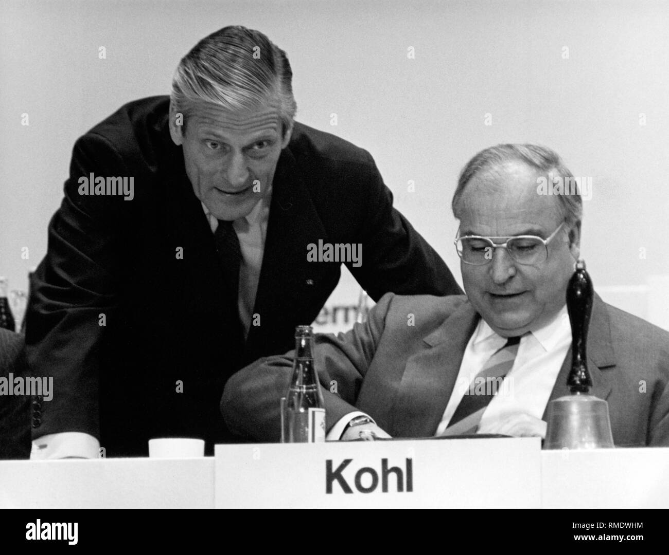 La CDU presidente e il cancelliere tedesco Helmut Kohl (a destra) con il tesoriere Walter Leisler-Kiep (sinistra) a livello federale congresso di partito della CDU di Essen. Foto Stock