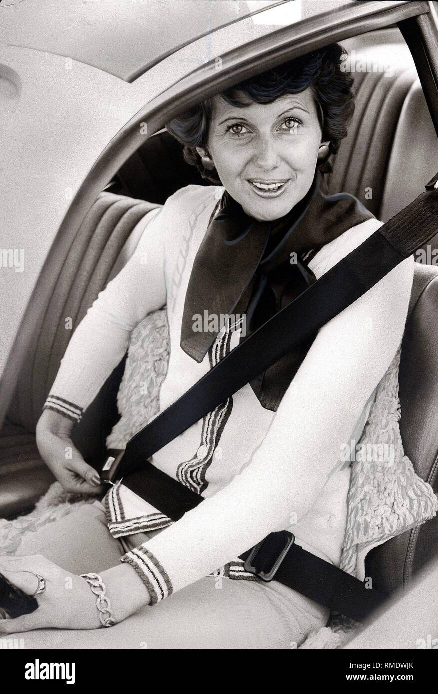 Foto storiche: cintura di sicurezza in auto, presentato da Petra in un ro  80, non vi erano i poggiatesta, 1974 Foto stock - Alamy