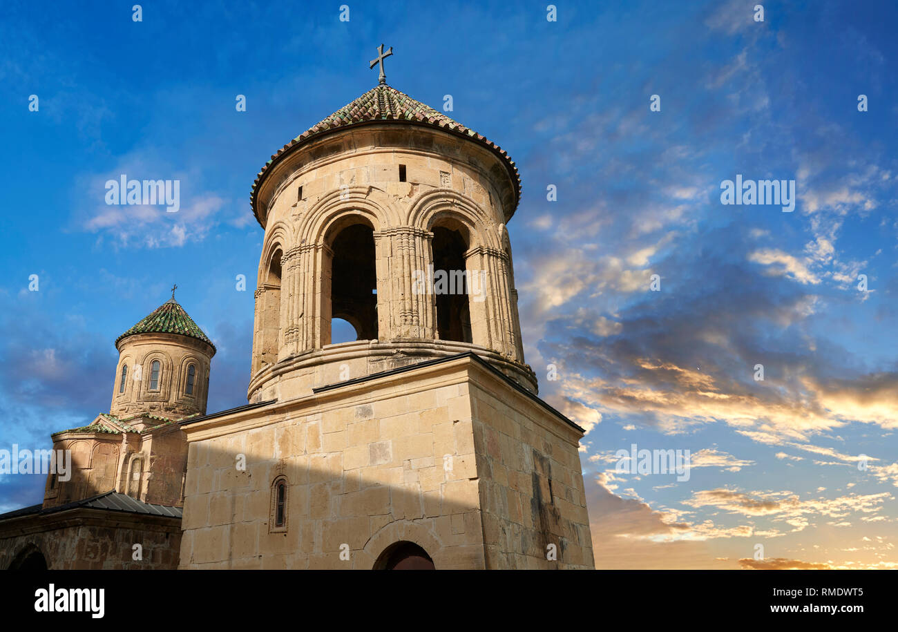 Foto e immagini di Gelati chiese ortodosse campanile con la chiesa di San Nicola, del XIII secolo, dietro. Il medievale Gelati complesso monastico Foto Stock