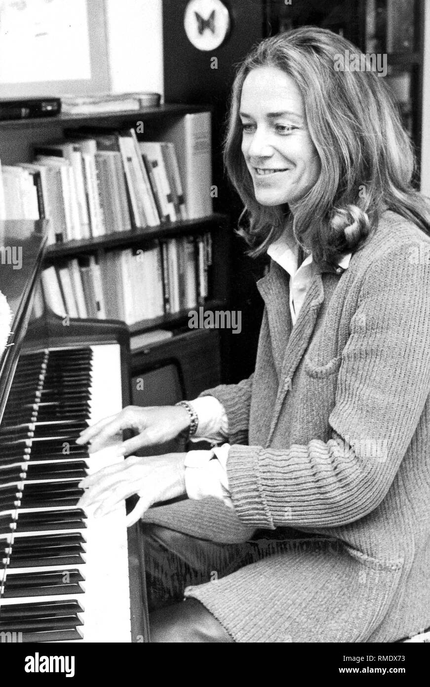 Gertrud Hoehler, il 42-anno-vecchio professore di letteratura, riproduce opere di Johann Sebastian Bach al pianoforte. Foto Stock