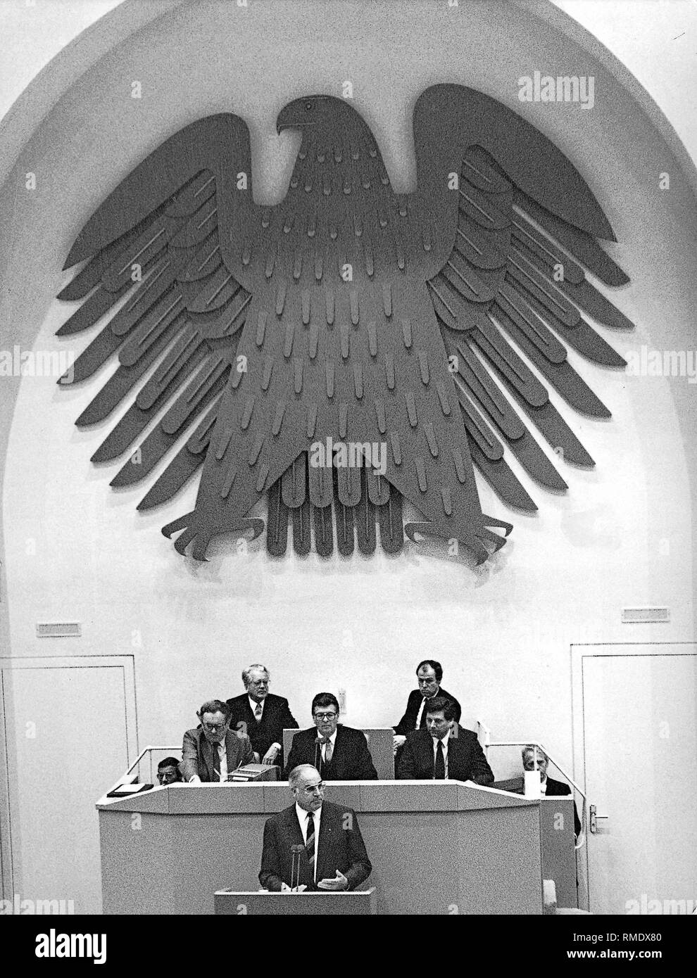 Helmut Kohl dietro il leggio in aula del Wassserwerk. Egli sembra piccolo di fronte alla grande aquila federale appesi al muro dietro di lui. Foto Stock