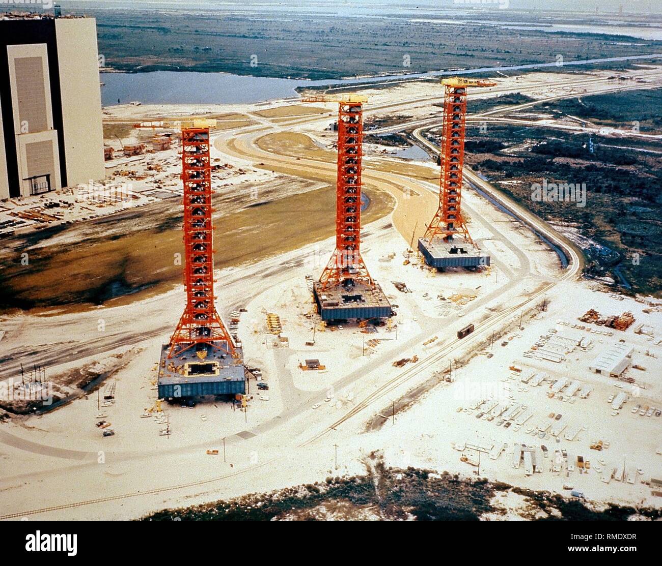 Vista del John F. Kennedy Space Center il lancio del veicolo spaziale del sito con i tre mobile lancio del razzo elettrodi usati per il programma Apollo. A sinistra sullo sfondo il gruppo di veicoli per la costruzione di navicelle spaziali. Foto non datata, probabilmente negli anni ottanta. Foto Stock