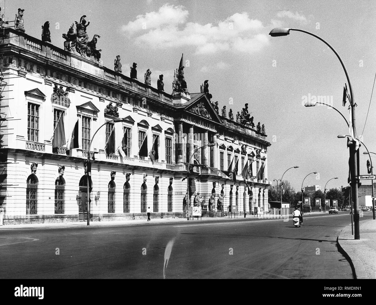Vista della ex Zeughaus Unter den Linden, dopo la guerra, il Museo fuer Deutsche Geschichte der DDR (Museo di storia tedesca della RDT). Foto Stock