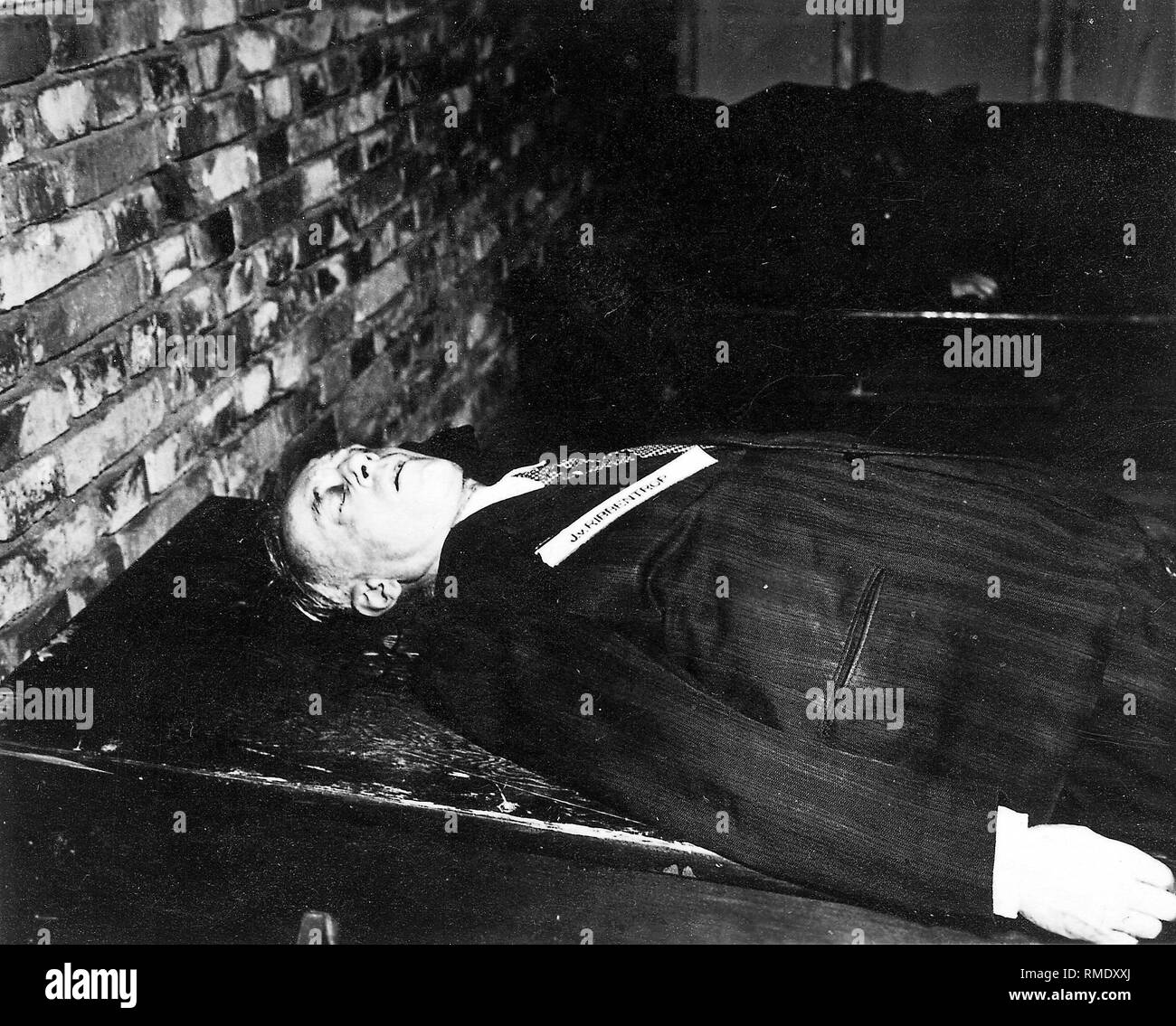 Reich Ministro degli Esteri Joachim von Ribbentrop dopo la sua esecuzione per impiccagione il 16 ottobre 1946 a Norimberga (processi di Norimberga). Foto Stock
