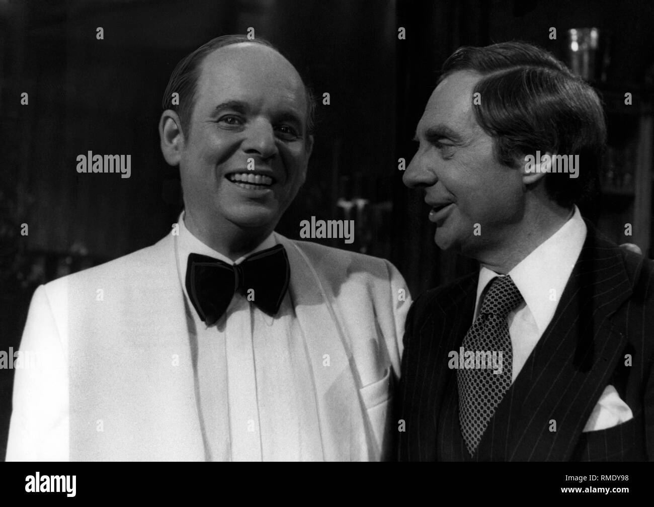 Charles KIalman e Harald Juhnke durante le riprese per un Emmerich Kalman Movie dal ZDF non datata (foto). Foto Stock