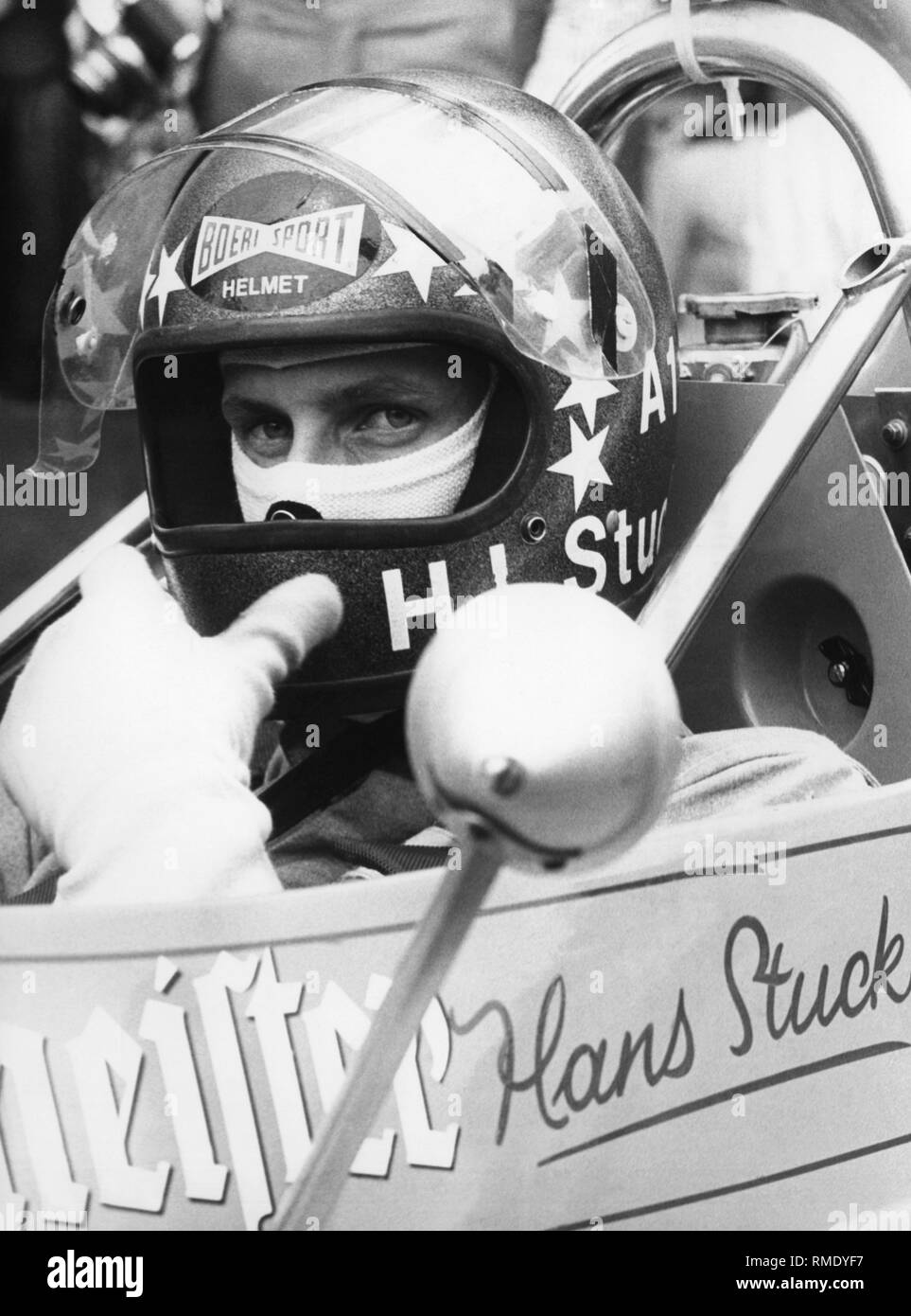 Il racing driver Hans-Joachim bloccato jun. in una Formula 2 auto all'Hockenheimring. Foto Stock